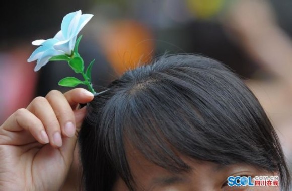 中国の最近のトレンドは頭から花を生やすこと。