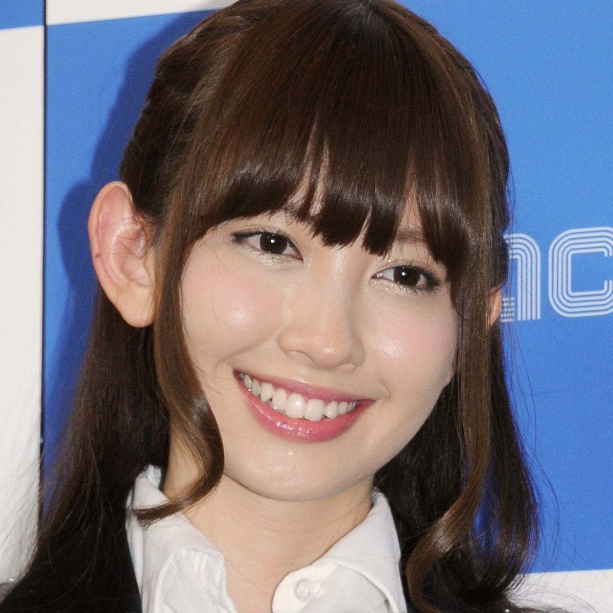 小嶋陽菜が「水落ち」でセクシーショット！？ファン絶賛のドッキリを紹介！