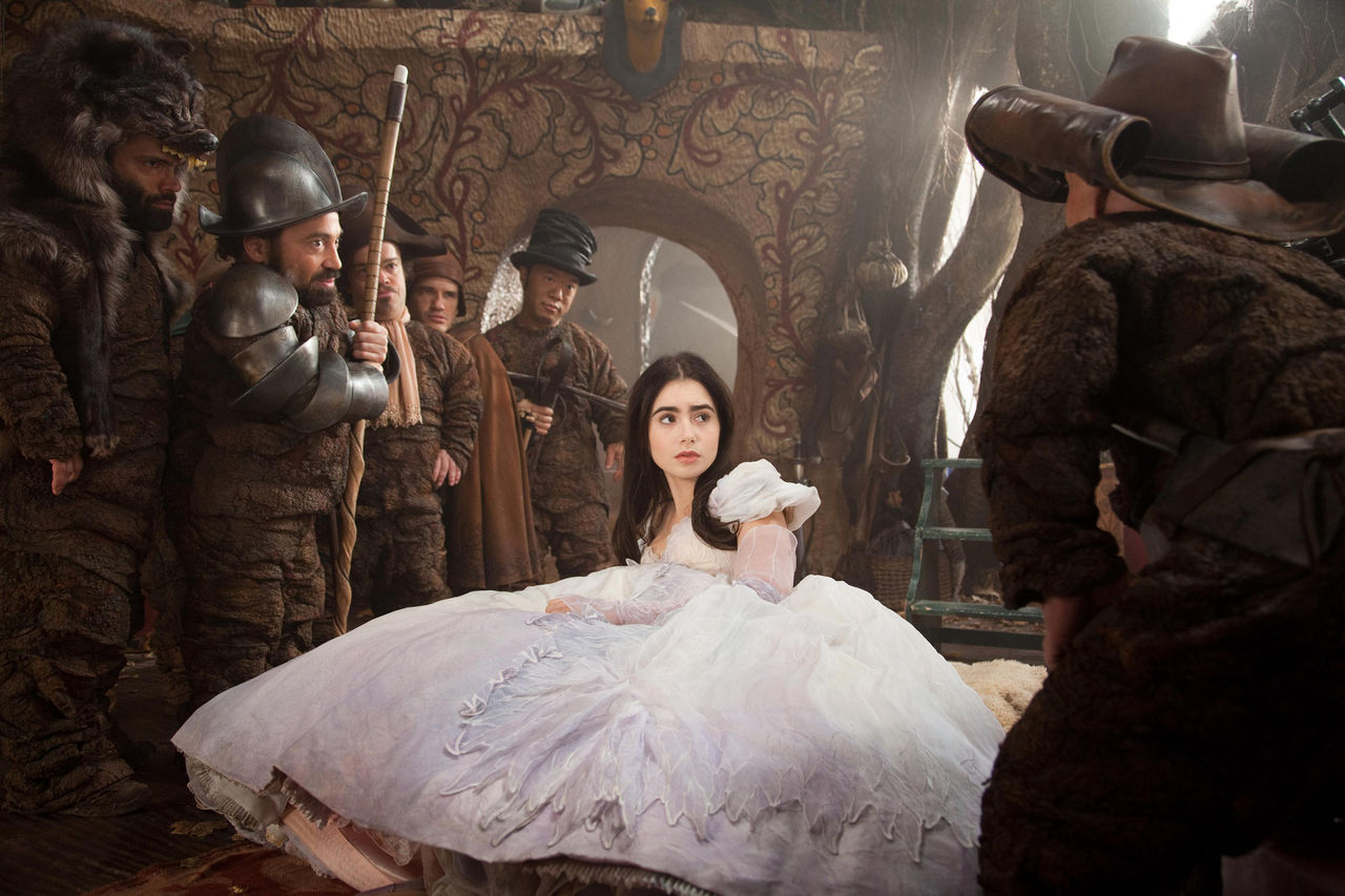 『白雪姫と鏡の女王』のメイキング画像まとめ！リリー・コリンズのかわいすぎるショットにうっとり