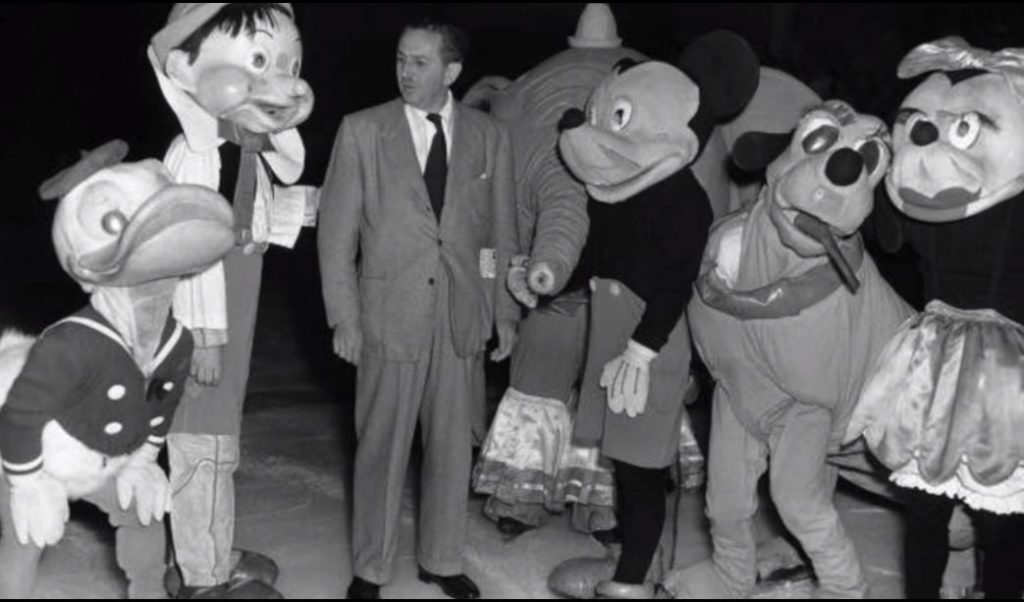 アメリカのディズニーランドの歴史を写真で振り返る！歴代のミッキーとミニーが怖すぎ!?