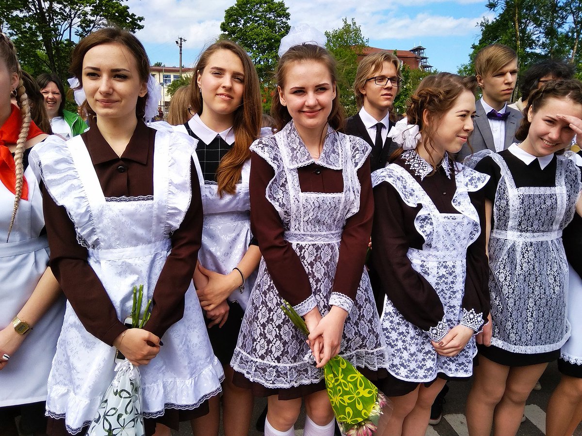 ロシアの卒業式がメイド服風の女の子だらけだと話題に！