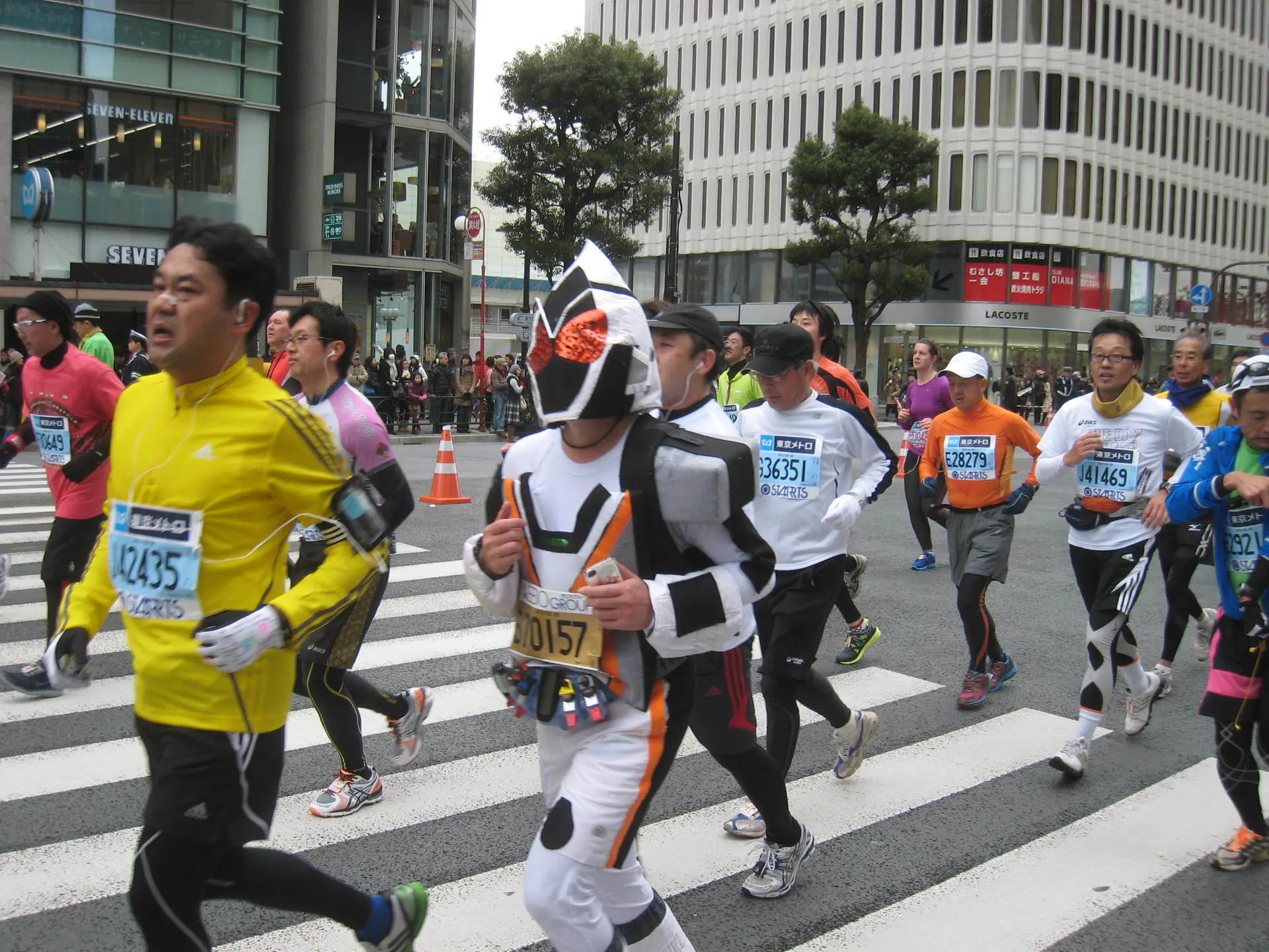 東京マラソンで仮面ライダーフォーゼが走る！子どもたち大喜び