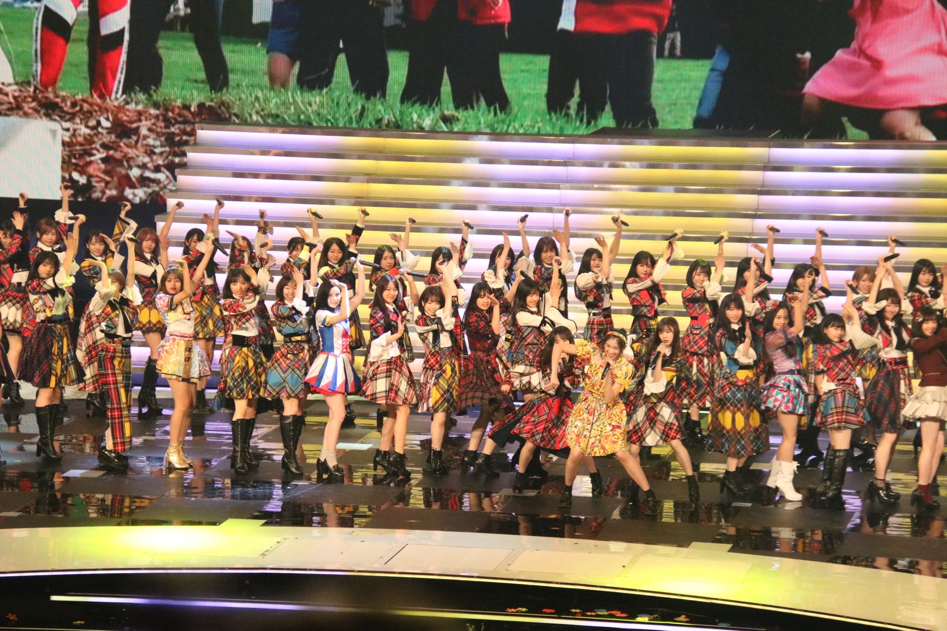 AKB48は年越しジャンプ！？芸能人たちの年末年始の過ごし方を紹介！【Perfume、松本人志ほか】