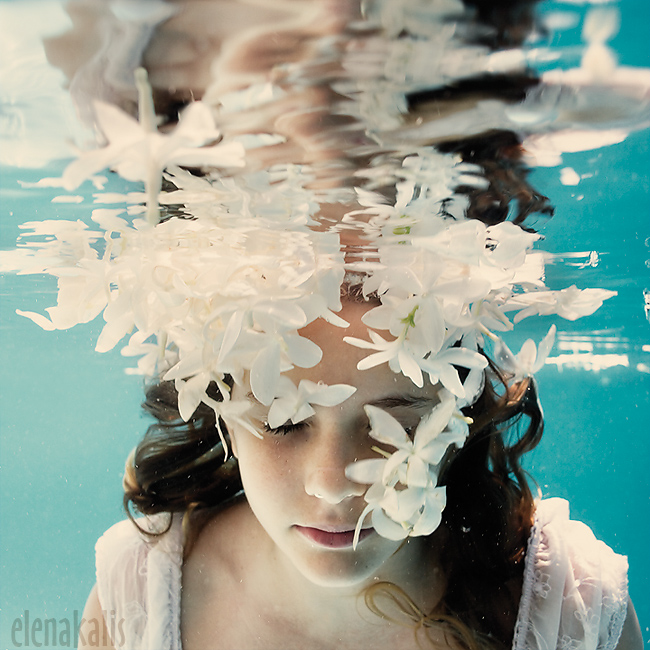 夢のように美しいエレーナ・カリスの水中アート