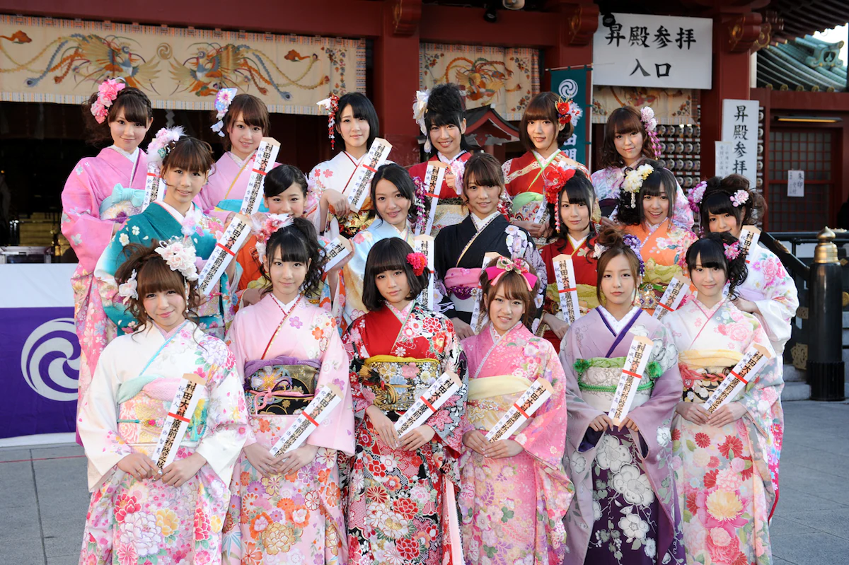 AKB48が神田明神で成人式！前田敦子らが華やかな振り袖姿を披露【2012年】